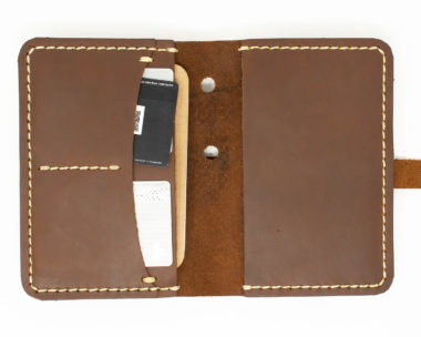 Porta documentos con tira y espacio para tarjetas