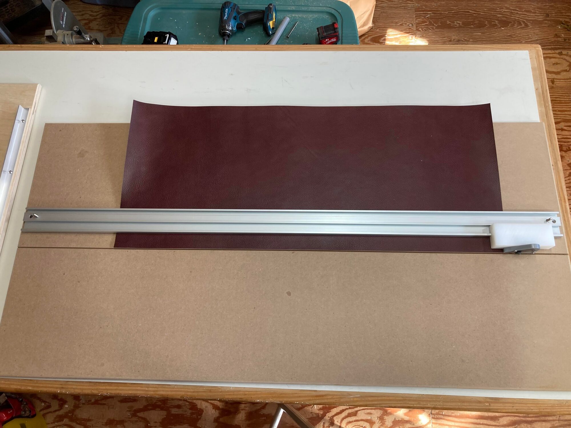 Sistema de corte con riel de aluminio para piezas de cuero